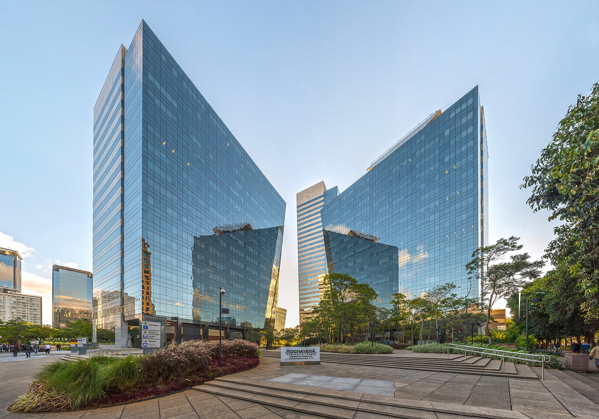 Torres corporativas de vidro, representando o ambiente de negócios